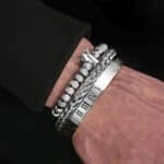 Main portant le Bracelet duo couple luxe couleur argent