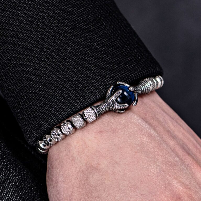 1 bracelet duo couple luxe avec pierre naturelle couleur bleue sur poignet homme