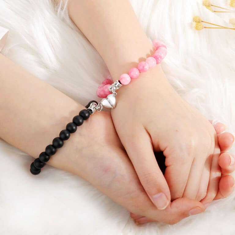 bracelet couple aimanté coeur en pierre naturelle noir et rose poignets homme et femme