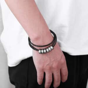Bracelet cuir couple personnalisable au poignet d'un homme