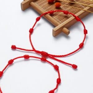 Bracelet fil rouge 7 noeuds ajustable au poignet