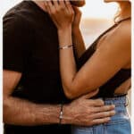 Homme et femme portant le bracelet symbolique couple