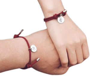 Bracelet couple aimanté initiale réglable porté par un homme et une femme