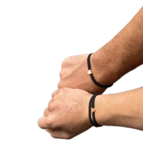 bracelet avec initiale couple poignet homme et femme