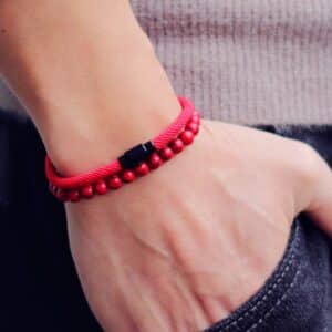 bracelet en pierre naturelle pour homme rouge au poignet