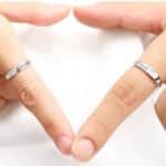 anneaux bague de promesse couple doigt homme et femme
