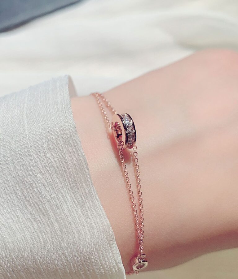 bracelet de promesse femme or rose au poignet