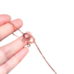 bracelet de promesse tenu par une femme