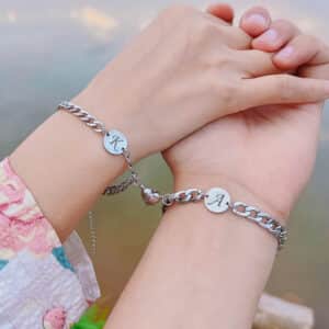 bracelet initiale couple aimanté poignet homme et femme amoureux