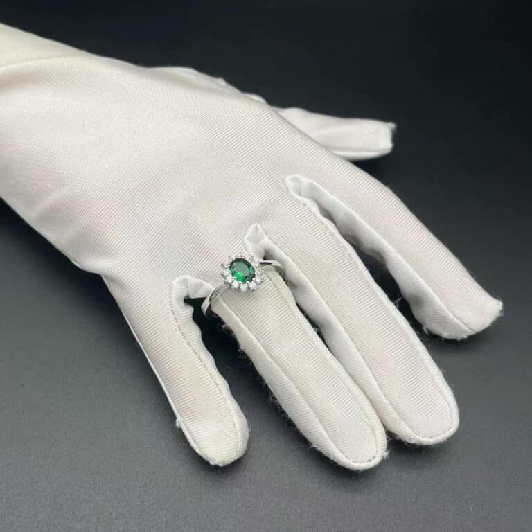 Bague de promesse femme autour du doigt