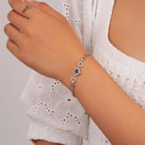 bracelet personnalisé photo femme au poignet 