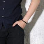 bracelet gravé couple poignet homme