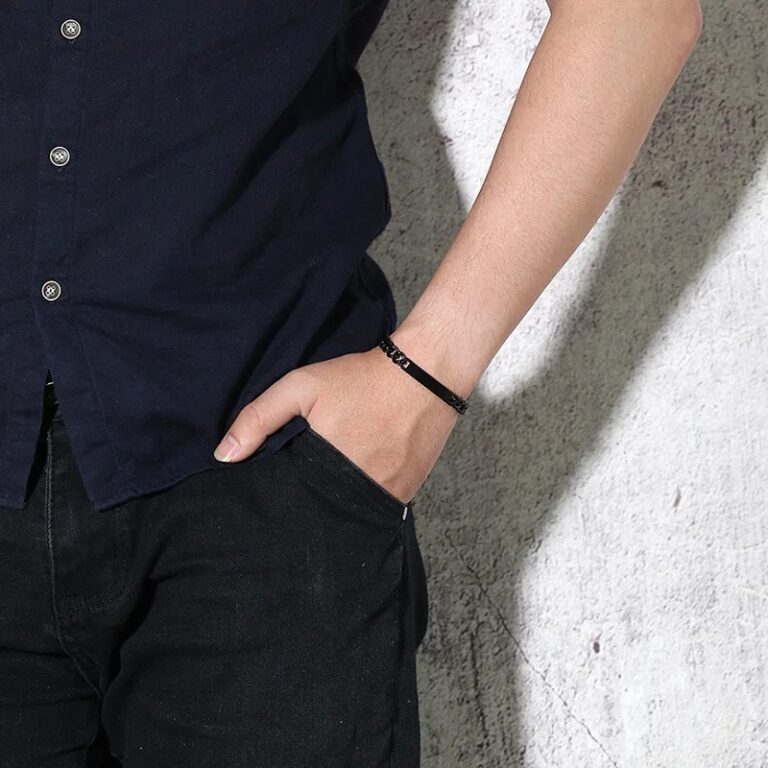 bracelet gravé couple poignet homme
