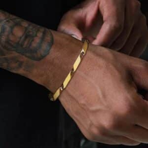 Bracelet de promesse homme au poignet couleur or