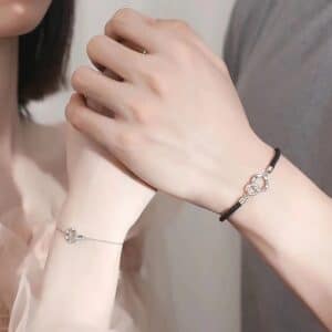 bracelet de promesse couple poignets homme et femme zoomé