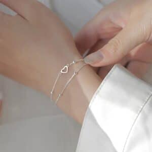 bracelet pour sa copine femme qui ajuste le bracelet