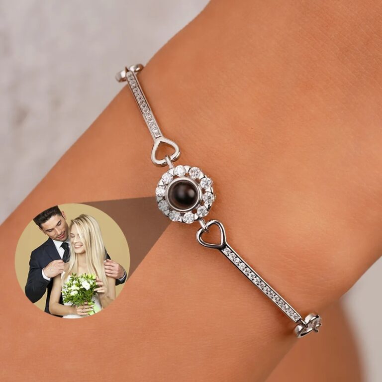 Bracelet personnalisé avec photo au poignet d'une femme mode de fonctionnement