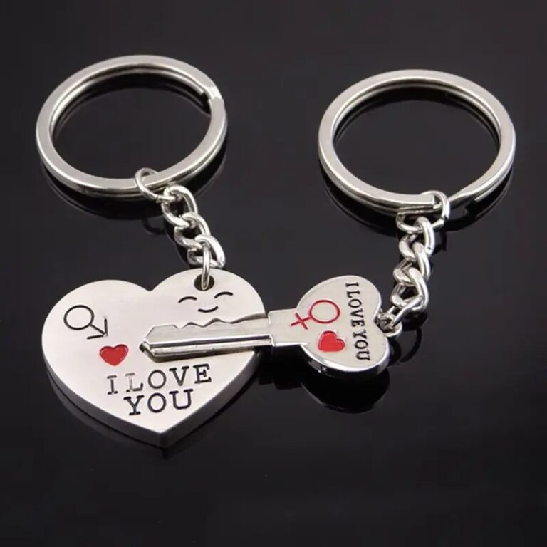 Porte clé amoureux coeur et clé réunis sur fond