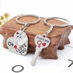 Porte clé amoureux coeur et clé séparés sur du bois