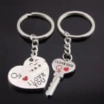 Porte clé amoureux coeur et clé séparés sur fond noir
