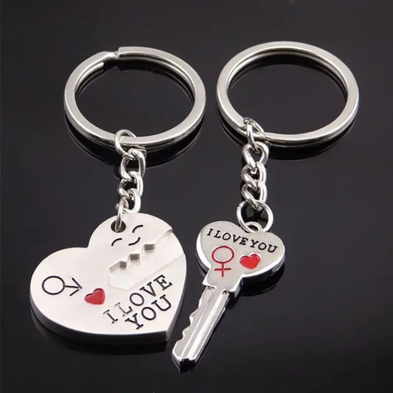 Porte clé amoureux coeur et clé séparés sur fond noir