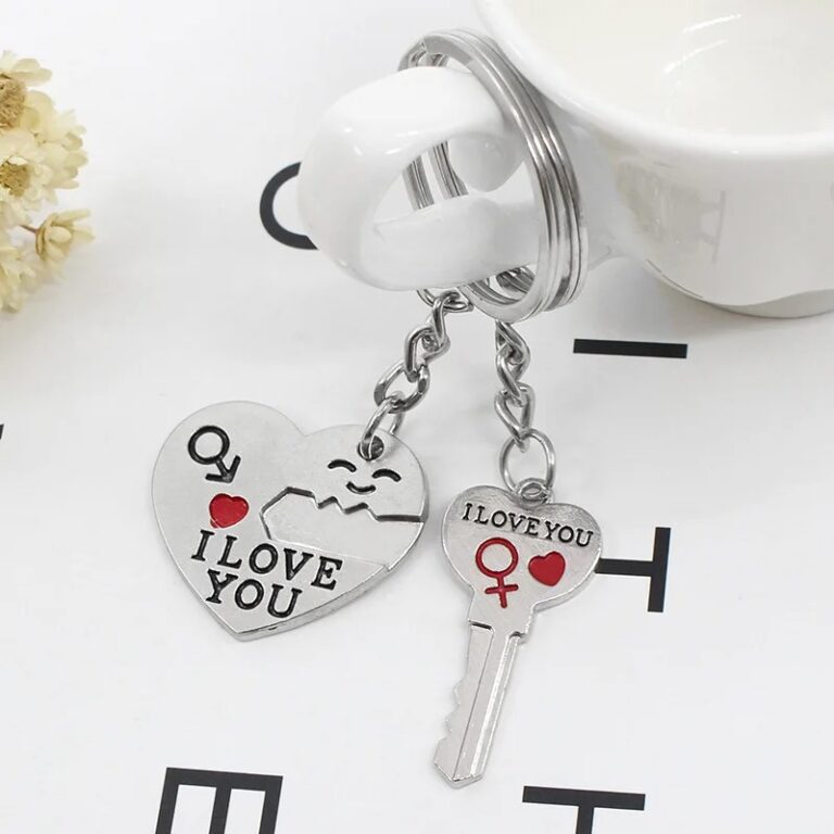 Porte clé amoureux sur une tasse