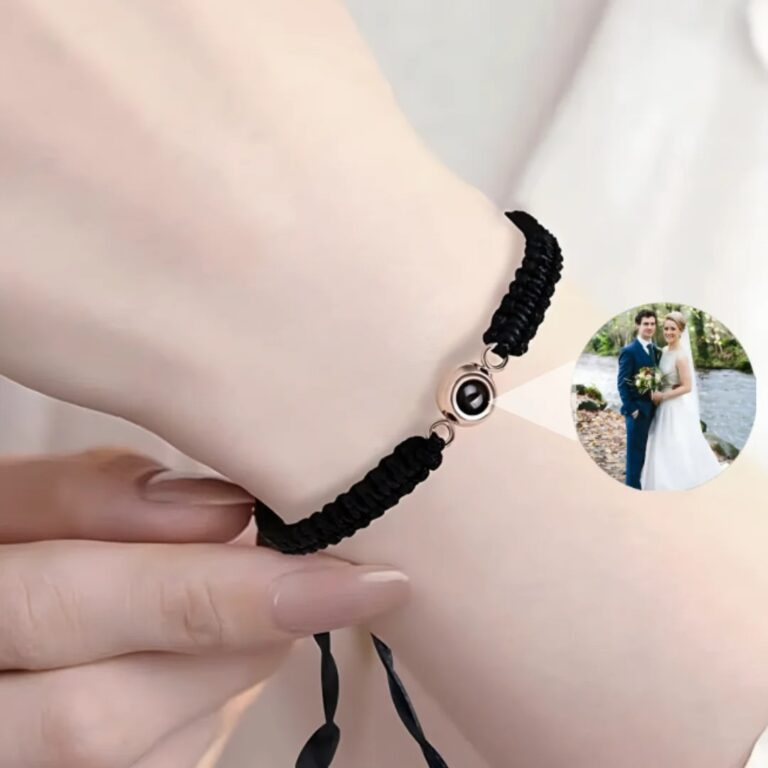 bracelet de projection photo personnalisé au poignet d'une femme