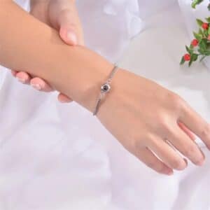 bracelet photo loupe au poignet d'une femme