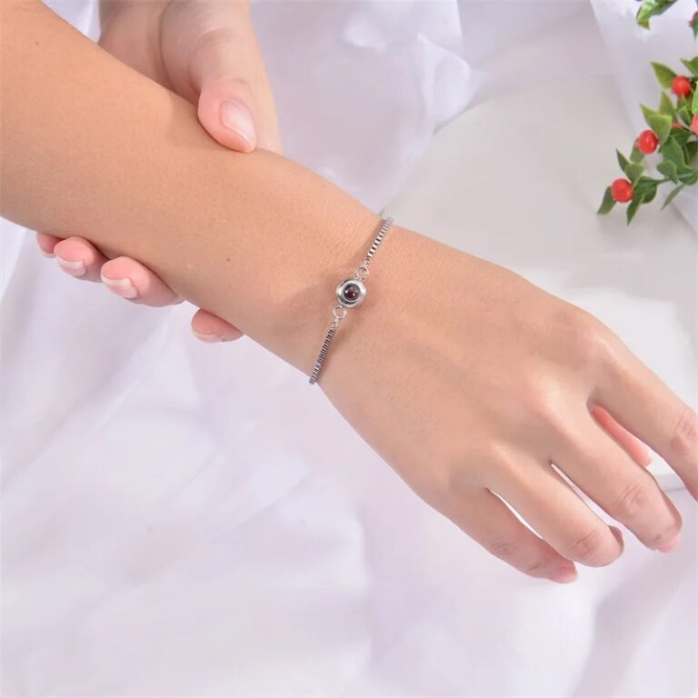 bracelet photo loupe au poignet d'une femme