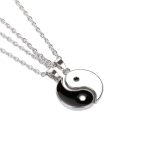 Collier couple yin yang fond blanc incliné