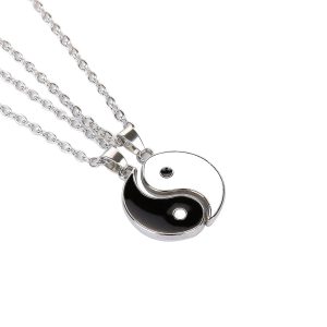 Collier couple yin yang fond blanc incliné
