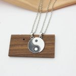 Collier couple yin yang sur bois
