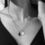 Collier couple yin yang sur le cout