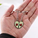Porte clé couple avocat dans la main