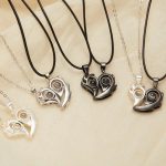Collier aimanté pour couple avec les autres
