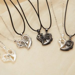 Collier aimanté pour couple avec les autres