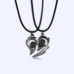 Collier aimanté pour couple fond bleu