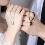 Collier couple aimanté enlacé