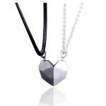 Collier couple aimanté fond blanc
