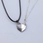Collier couple aimanté fond gris