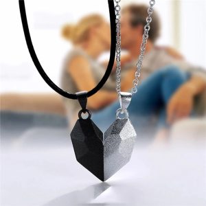 Collier couple aimanté fond transparent